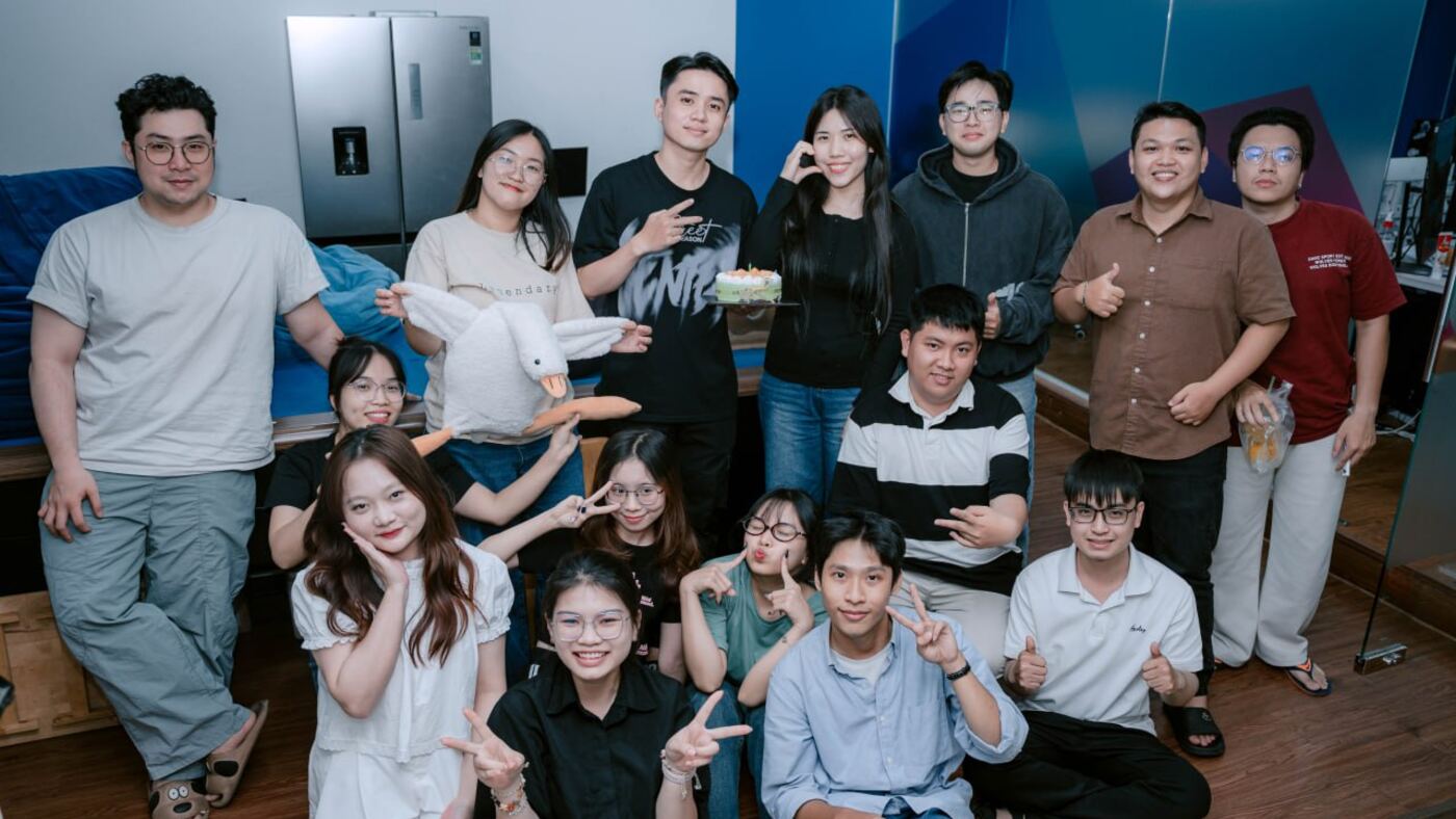 Đội ngũ MONA tụ họp chụp ảnh đầu tuần trong khu văn phòng