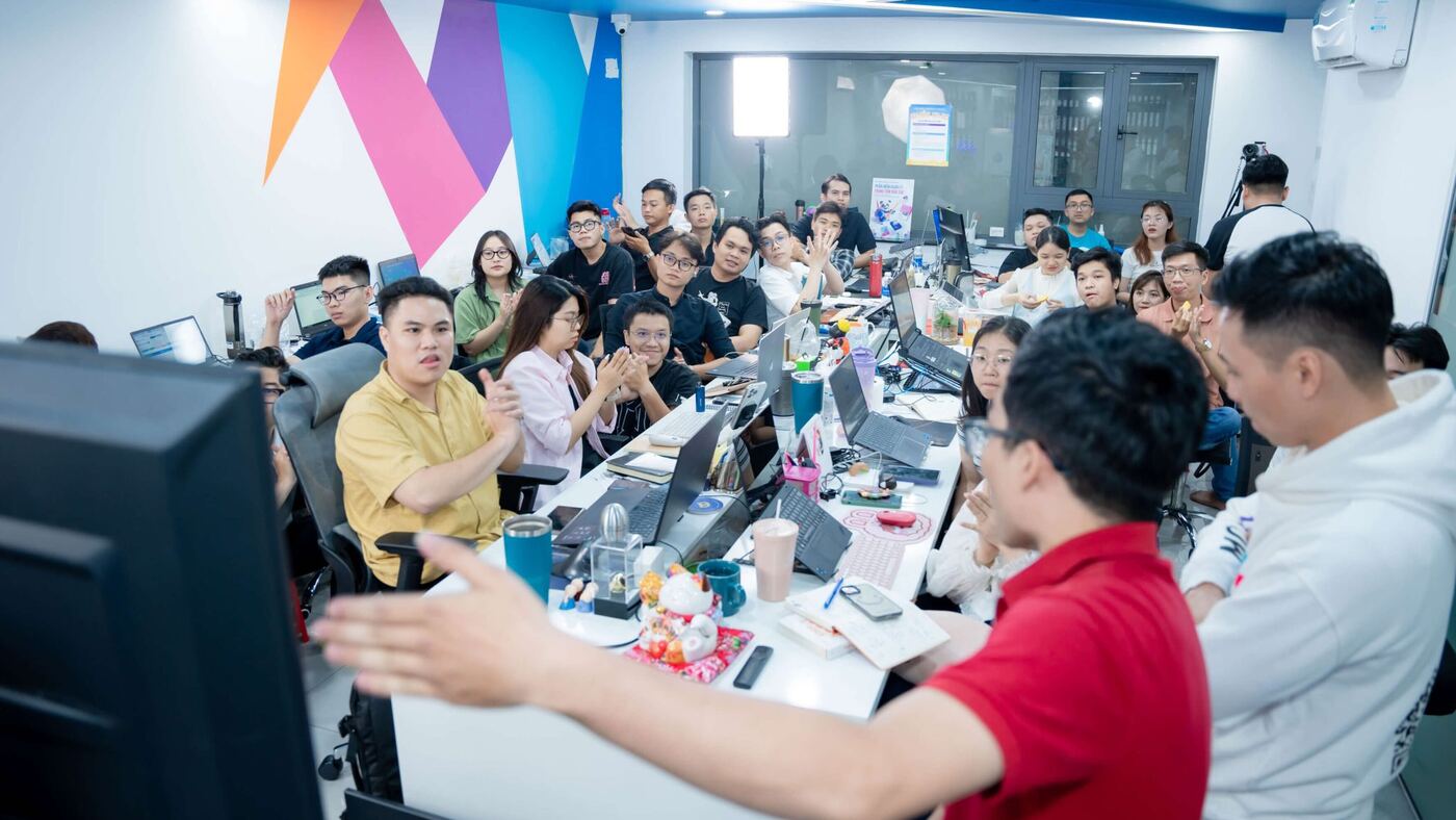 Không khí ăn mừng hoàn thành mục tiêu quý tại sàn văn phòng MONA